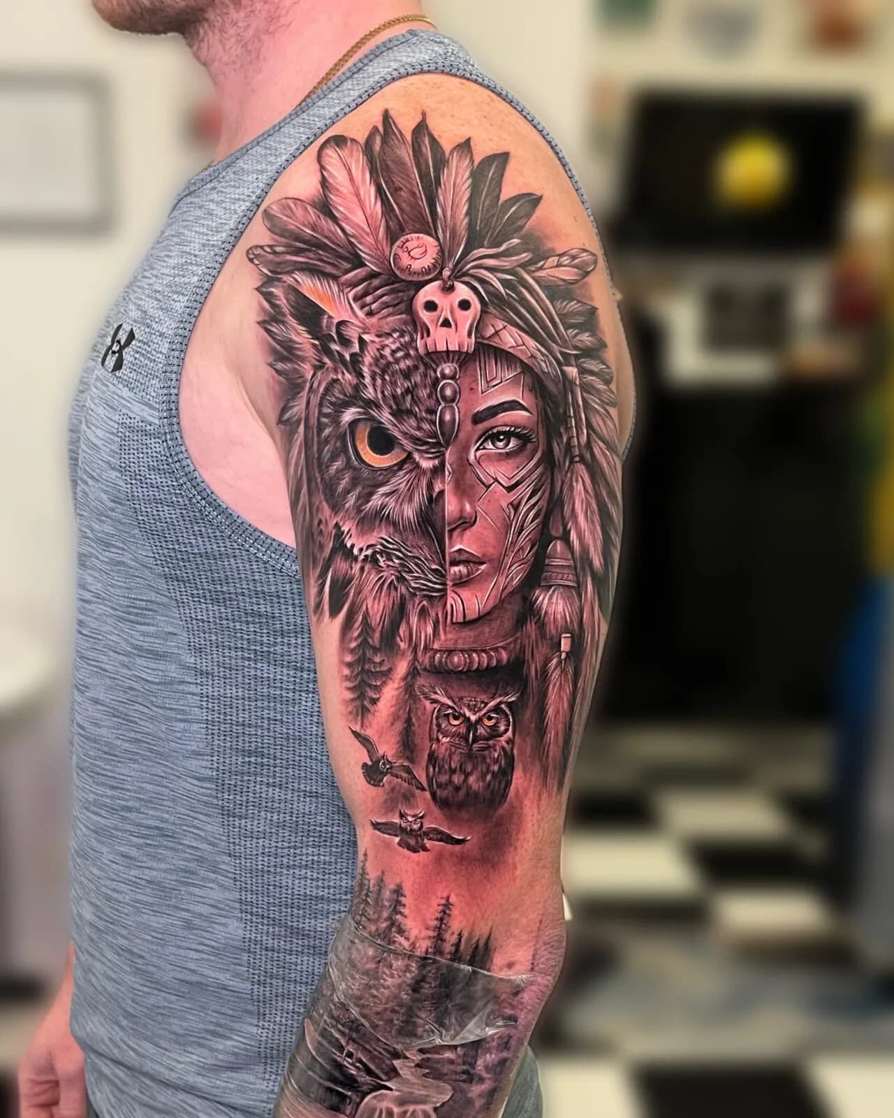 Realismus Oberarm-Sleeve Eule und Frauenportrait von Vahid, Tattoo-Werk Wien
